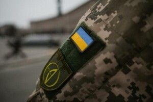 На Рівненщині група чоловіків заблокувала авто ТЦК