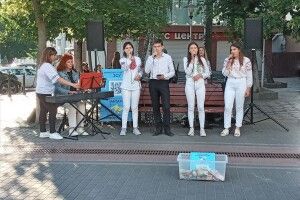 Пісня, як джерельна вода: у центрі Луцька заспівав колектив Aqua