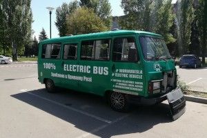Криворіжці створили електроавтобус, який заряджається з розетки, як телефон