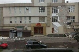 У Рівному негода пошкодила фасад торгового центру (ФОТО)