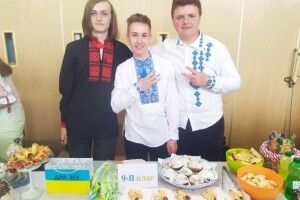 У Луцькому ліцеї сьогодні ярмарок на благо ЗСУ (Фото)