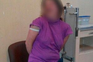 У Луцьку поліцейські забрали у відділок маму, яка напилась у дворі і при дітях 