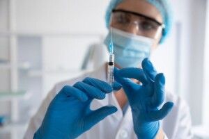 ВООЗ рекомендує третю дозу вакцини проти COVID-19 для людей з ослабленим імунітетом
