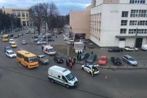 У самісінькому центрі Луцька легковик збив велосипедиста (фото)