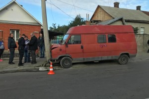 У Рівному бус в’їхав в електроопору і знеструмив вулицю