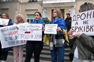 Ремонти вулиць чи життя бійців: у Луцьку відбулась акція протесту (Відео)