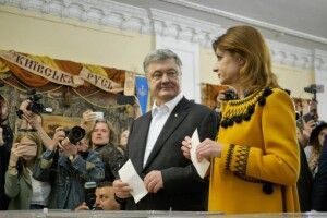 Порошенко прийшов на виборчу дільницю з дружиною, дітьми, невісткою та онуками і звернувся до українців