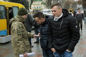 Рівнян запрошують до війська під акомпанемент оркестру