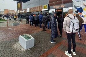 McDonald's відновив роботу у Луцьку. Біля ресторану – черга