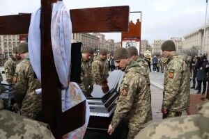 У столиці прощаються з батьком і сином Хомюками, які віддали життя за Україну (Фото, відео)