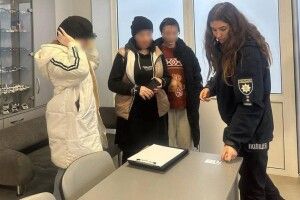 Фокус не пройшов: сестри-близнючки намагалися ошукати Сервісний центр МВС