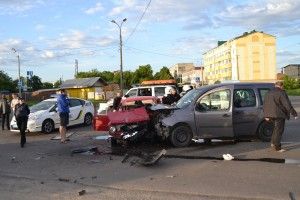 У Рівному з понівеченої машини водія діставали рятувальники (Відео)