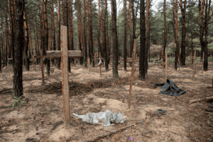 Під Ізюмом вже розкопали тіла 22 цивільних та 17 військових