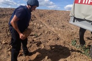 Рівненські рятувальники знешкодили величезний снаряд