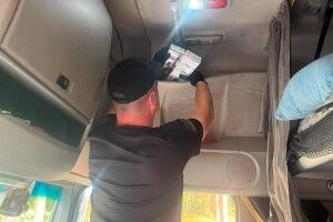 На «Ягодині» волинські прикордонники знайшли у вантажівці приховані цигарки