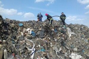 12 рятувальників гасили сміттєзвалище на Рівненщині