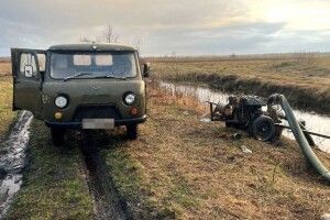 Бурштин досі миють: у поліції показали, як вилучають мотопомпи на Рівненщині (Фото)