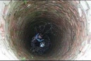 Рятувальники дістали дівчину, яка впала в колодязь