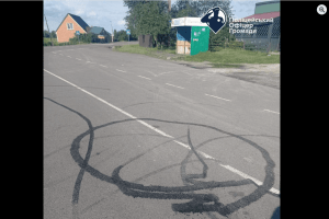 На Волині упіймали зловмисника, який на трасі вимальовував дивні кола