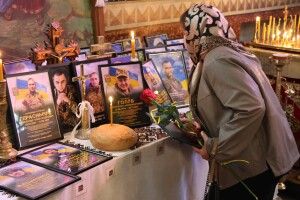 У храмі в Луцьку родинам полеглих захисників кордону вручили посмертні нагороди