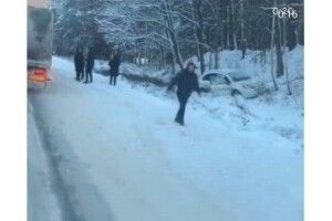 На Волині – потрійна ДТП, два автомобілі злетіли з дороги (Відео)