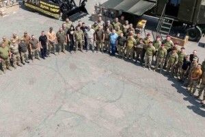 Емоційні зустрічі на фронті: Порошенко побачився із племінником на гарячому напрямку