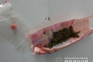 В Острозі злапали заїжджих наркоманів, які загорнули ганджубас у купюру з Іваном Мазепою