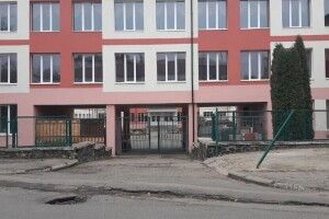 У Луцьку прямо біля школи провалився каналізаційний люк (Фото)