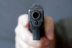 На Донеччині закутий у кайданки грабіжник під час допиту вихопив у поліцейського табельний пістолет і застрелився