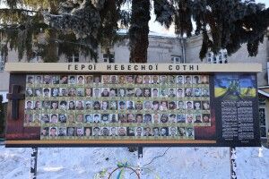 Сльози, молитви та квіти: Луцьк на колінах вшанував Героїв Небесної Сотні