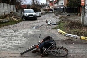 З братської могили біля церкви у Бучі дістали понад 70 тіл, – мер міста