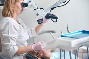 Для чого проводиться лікування зубів під мікроскопом?