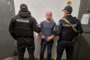 Чоловік зайшов до ліфта слідом за 22-річною дівчиною і, погрожуючи ножем, зґвалтував 