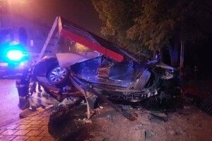У Львові автомобіль зіткнувся з рекламним щитом, водія госпіталізовано