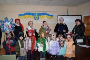У Рівному дошкільнята озброїлися восьмикутною зіркою і «розвели» бійців ДСНС на цукерки (фото)
