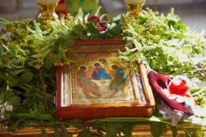 Християни відзначають День святої Трійці