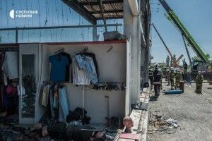 Затемнення, все чорне, я повзу: фоторепортаж з Кременчука, де росіяни обстріляли ТРЦ