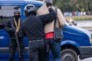 У центр Мінська стягнули бронетехніку, на площах – силовики з автоматами (Відео)