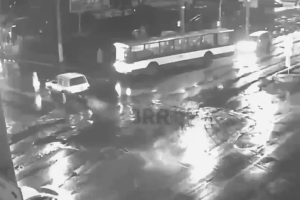 На переході збили 25-річну дівчину: моторошна ДТП потрапила на відео