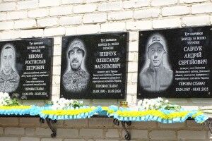 На Волині на фасаді школи відкрили пам'ятні дошки трьом Героям-випускникам