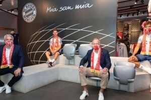 Мюнхенська «Баварія» масово перешиває клубні шалики на захисні маски (Фото)