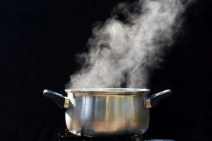 На Рівненщині півторарічний хлопчик перекинув на себе окріп