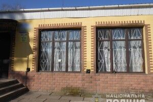 На Рівненщині дядько глупої ночі розбив вікно кафе каменюкою: узяв випити, закурити і 122 гривні з каси (фото)