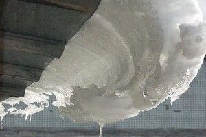 У Львові крижана брила гепнулася на голову юному киянину