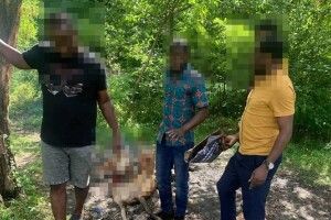 Іноземці зарізали та смажили козу біля цвинтаря (Фото 18+)