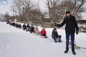 У громаді під Луцьком староста села гасав на санчатах з дітьми (Фото)