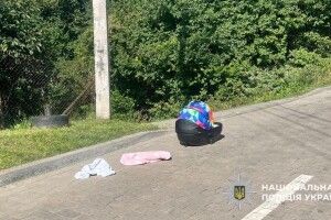 У Львові чоловік забув дитячу люльку на даху авто і поїхав