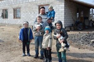 Василь Корець після смерті молодої дружини сам виховує 5 синів