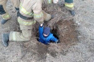 Бійці ДСНС врятували підлітка, який гепнувся в каналізаційний колодязь