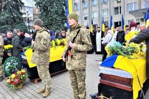 Волинь у скорботі: сьогодні провели в останню дорогу Героїв Євгенія Косарика та Юрія Бойчука (Фото)